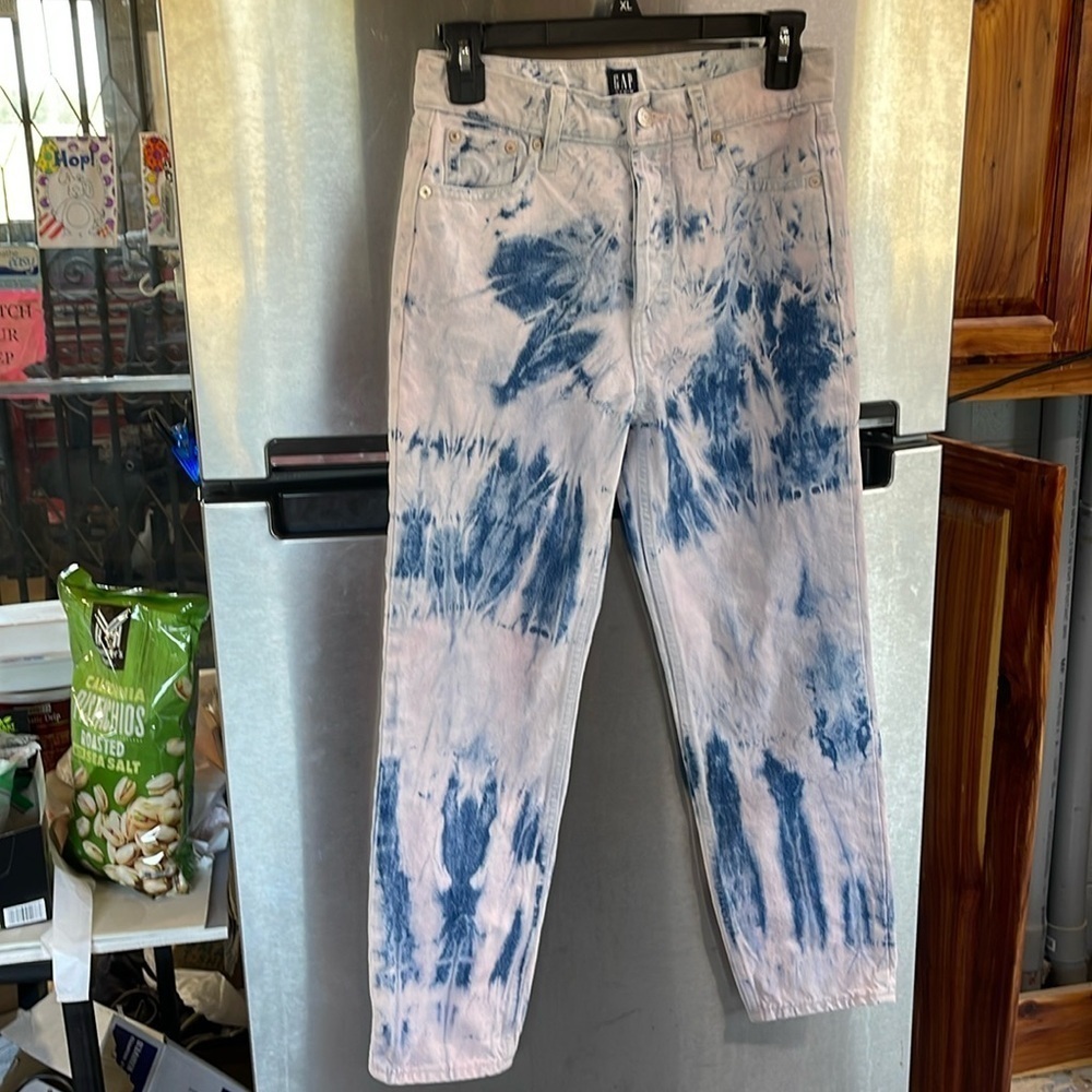 GAP women’s 0/25 Straight leg with tapered ankle Tie Dye Jeans. Blue‎ and white